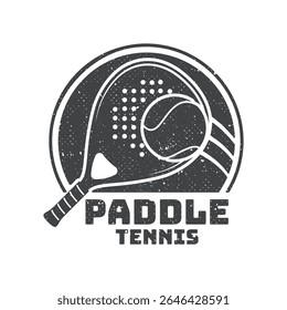 Logotipo Vintage Paddle Tennis, Raquete de tênis de sela logotipo, Vetor de tênis de sela, Raquete de sela de grunge vetor. 