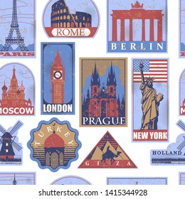 Des étiquettes de voyage en papier vintage à l'aquarelle sur fond harmonieux motif. Les autocollants des villes : Paris, Londres, New York, Moscou, Berlin, Rome. Illustration vectorielle.