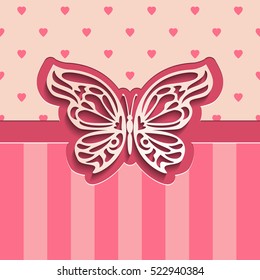 Fondo vectorial de corte de papel vintage.  Mariposa de tres dimensiones sobre fondo rosa transparente de corazones y rayas. Plantilla de diseño de tarjetas de felicitación del día de San Valentín. Ilustración del vector