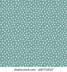 Vintage Polka Dot nahtloses Muster. Weiße unregelmäßige Flecken, verstreute verschiedene Formen auf grünem Hintergrund. Abstrakte Vektorstruktur für Baumschulen-Design, Modetextilien, Gewebe, Scrapbooking