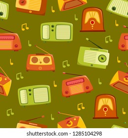 Vintage radio seamless pattern with notes isolated on green background. Vector background of retro cartoon radio used for magazine, textile, wrapping paper.