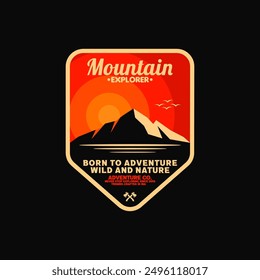 Vintage Retro Clásico de la salida del sol Sunset Island Mountain Hills Peaks Rocky Ice Top Mount Paisaje Naturaleza Ver silueta con escudo pentagonal Proteger etiqueta Insignia Emblema Parche Logo Diseño Idea