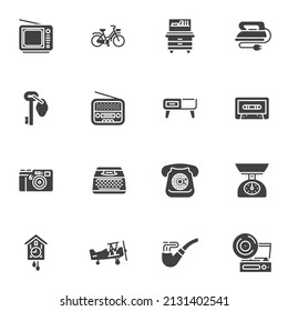 Vintage And Retro Items Vector Icons Set, Modern Solid Symbol Collection, Filled Style Pictogram Pack. Signs, Logo Illustration. Set Includes Icons As Old Tv, Radio, Gramophone, Wall Clock, Telephone