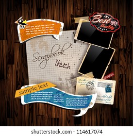 Composición vintage de scrapbook con viejos elementos de diseño de franqueo angustiado y marcos de fotos antiguos más algunas pegatinas postales. El fondo es madera.