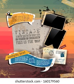 Composición vintage de scrapbook con viejos elementos de diseño de franqueo angustiado y marcos de fotos antiguos más algunas pegatinas postales. El fondo es madera.