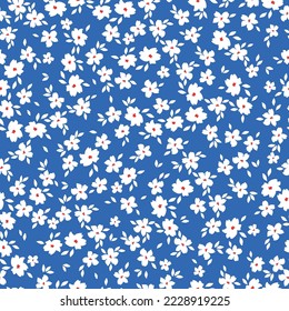 Vintage nahtlose Blumenmuster. Ein spielerischer Hintergrund mit kleinen pastellfarbenen Blumen. weiße Blumen und Blätter verstreut auf blauem Hintergrund. Stock-Vektorgrafik für den Druck auf Oberflächen und Webdesign.