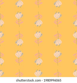 Vintage nahtlose handgezeichnete Muster mit weißer abstrakter Blütenverzierung. Gelber pastellfarbener Hintergrund. Stockillustration. Vektordesign für Textilien, Gewebe, Geschenkpapier, Wallpaper.