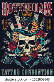 Cartel colorido del festival del tatuaje de época con serpiente en la corona real entrelazada alrededor de flores de rosa cráneo y máquinas de tatuajes ilustración vectorial