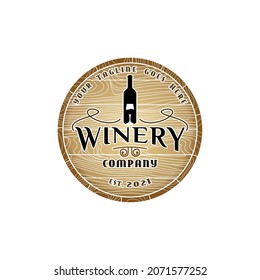 Logotipo vintage de bodega, barril de madera con vectores de botellas de vidrio y vino