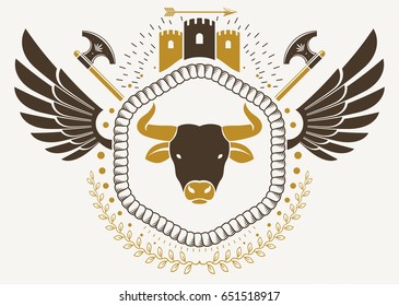 Emblema alado vintage creado en el diseño heráldico vectorial y compuesto con ilustración de cabeza de toro silvestre, hatchets y castillo medieval.