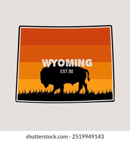 Logotipo da silhueta do búfalo do Wyoming vintage com fundo do pôr do sol	