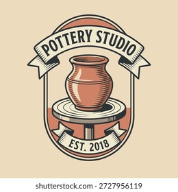 Ein Emblem im Vintage-Stil für ein Töpferstudio mit einem Tontopf auf einem Töpferrad, mit dem Text Pottery Studio Est. 2018.
