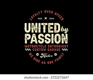 Un Diseño gráfico de estilo vintage con texto United by Passion y entusiasta de la motocicleta Custom Garage Riders Lealtad sobre la tripulación de velocidad que montamos como una familia con detalles de tablero de ajedrez, perfecto para ropa o marca.