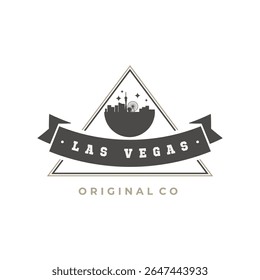 Logotipo estilo vintage com uma silhueta estilizada do horizonte de Las Vegas dentro de um triângulo, rodeado por uma faixa de fita