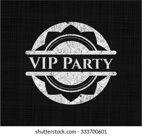 Emblema de tiza de la fiesta VIP escrito en una pizarra