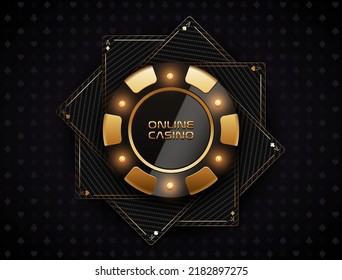 Chip negro y dorado de póquer VIP, razas de fibra de carbono y reyes jugando con el logo del casino vector de cartas. Torneo de Blackjack o emblema del club de póquer con bombillas LED sobre fondo de casino oscuro