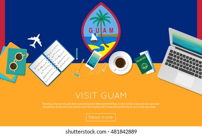 Visita el concepto Guam para tu banner web o material impreso. Vista superior de una laptop, gafas de sol y taza de café en la bandera nacional de Guam. Encabezado de página web de planificación de viajes de estilo plano.