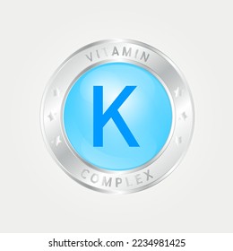 Vitamina K Estructura del icono azul circundante. borde plateado. EPS vectorial 3D10. Complejo de píldoras, fórmula química sérica de colágeno. Tratamiento de belleza nutrición diseño de cuidado de la piel, saludable. Médico, científico. 