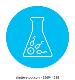 Icono de línea de fertilización in vitro para web, móviles e infografías. Icono de blanco vector en el círculo azul claro aislado en fondo blanco.