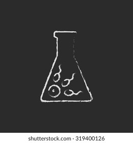 Fertilización in vitro dibujada a mano en tiza sobre un icono blanco vectorial de pizarra aislado en un fondo negro.