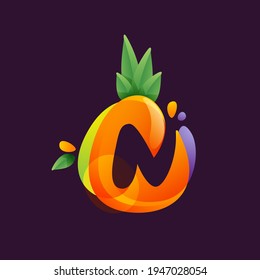 Vivid Ananas Frucht mit Letter N negativem Leerzeichen. Vektor tropische Schriftart kann für vegetarische Firmenstil, Ökologie-Präsentation, exotische Sommerkarte oder leckere Poster verwendet werden.