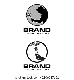 logotipo de vlogger con cámara de hombre sujetando selfie stick