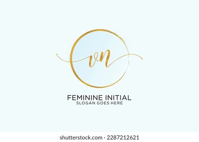 Logo de escritura a mano de VN con la firma del vector de plantilla de círculo, boda, moda, floral y botánica con plantilla creativa.
