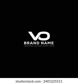 Diseño del logotipo de la carta blanca VO con fondo negro. V O