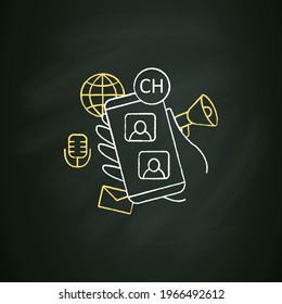 Icono de tiza de aplicación de chat de voz. Aplicación de comunicación con amigos. Conferencia de escucha. Mano mantiene el teléfono. Concepto de comunicación de voz.Ilustración vectorial aislada en pizarra