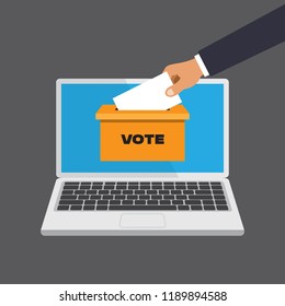 Votar en línea concepto en un estilo plano. Empresario poniendo papel de voto en las urnas que salen de un monitor de ordenador portátil. Ilustración vectorial aislada en fondo gris.