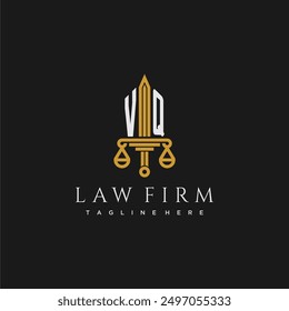 Monograma inicial de VQ para el logotipo del bufete de abogados con espada y escala