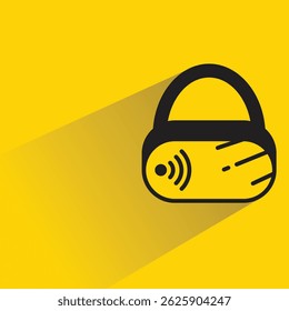 ícone de óculos vr com sombra no plano de fundo amarelo