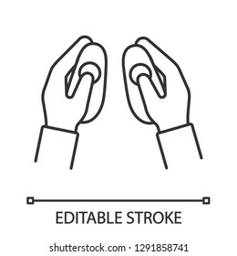 VR wireless controller linear icon. Hands holding virtual reality gamepad. Thin line illustration. VR game console, remote control. Contour symbol. Vector isolated outline drawing. Editable stroke