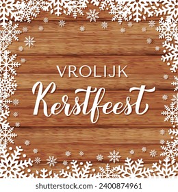 Vrolijk Kerstfeest caligrafía con letras a mano sobre el fondo de madera con copos de nieve. Afiche de tipografía navideña en holandés. Plantilla de vectores para tarjeta de saludo, banner, volante, etc.