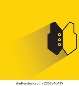 chaleco con sombra sobre fondo amarillo