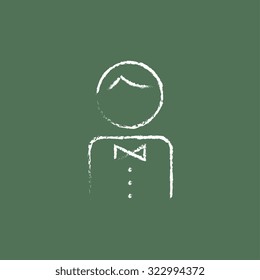 Mano de camarero dibujada con tiza sobre un icono blanco vectorial de pizarra aislado en un fondo verde.