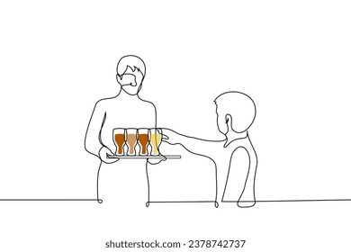 Der Kellner hält ein Tablett aus verschiedenen Biersorten und der Mensch reicht bis zu einer der Gläser - eine Linie Kunstvektor. Konzept Oktoberfest, Bierliebhaber, ungeduldiger Gast oder Kunde an der Bar