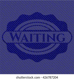 Emblema en espera con textura de denim