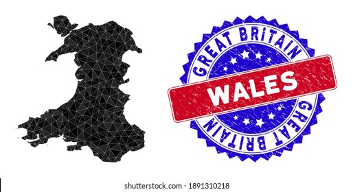 Gales mapea malla poligonal con triángulos rellenos y sello bicolor grunge. Mapa de Gales de mosaico triangular con modelo vectorial de malla, los triángulos tienen varios tamaños, posiciones y tintos de color.