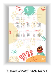 Calendario de pared 2022. Simple, colorido, cumpleaños de bebé, plantilla de calendario de fotos verticales de vacaciones con oso lindo. Diseño del calendario 2022 año en inglés. La semana comienza el domingo. Ilustración del vector