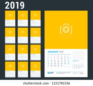 Modelo de planejador de calendário de parede para 2019 ano. Conjunto de 12 meses. A semana começa no domingo. Ilustração vetorial