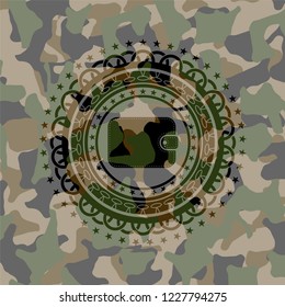 wallet icon inside camouflage texture