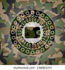 wallet icon on camo pattern