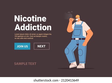 empleado de almacén con cigarrillos uniformados fuma en el trabajo malos hábitos poco saludable concepto de estilo de vida