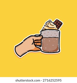Uma caneca quente de chocolate quente segurada em uma mão, coberta com chantilly e uma barra de chocolate. Fundo amarelo brilhante cria um momento de sobremesa acolhedor e indulgente perfeito para cafés e temas de comida.