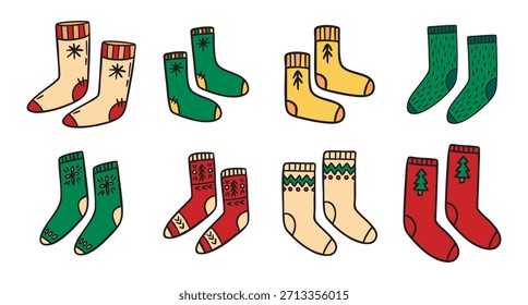 Calcetines calientes del Clipart del invierno fijados con los patrones y los árboles tejidos, colección acogedora de las vacaciones, dibujado a mano. Ilustración vectorial.