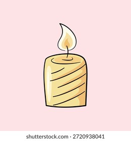 Una cálida vela amarilla con una llama ardiente y rayas diagonales decorativas sobre un fondo rosa pálido. Una acogedora ilustración de vacaciones perfecta para los temas de invierno y Navidades.