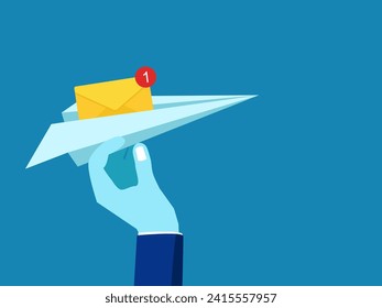 Mensajes de advertencia, envío de información. Mano sosteniendo un sobre en un plano de papel 