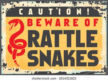 Señal de advertencia, ten cuidado con las nakes. Diseño de signos de precaución. Afiche vectorial de serpientes y animales peligrosos en el fondo de metal dañado de la oxidación antigua. 