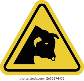 Sinal de aviso. Touro. Triângulo amarelo de aviso. Cuidado, touros por perto. Área de perigo. Risco de lesão. Touros selvagens ou outros bovinos. Os animais podem entrar na estrada.